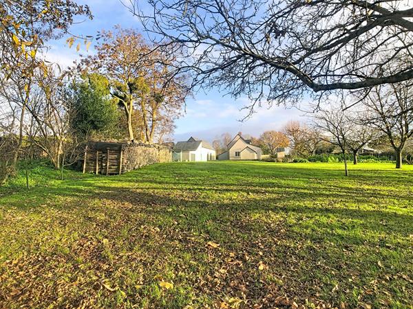 A vendre, maison rénovée de 140m2 avec 5 chambres, un grand terrain et des dépendances, dans les Hauts-d'Anjou