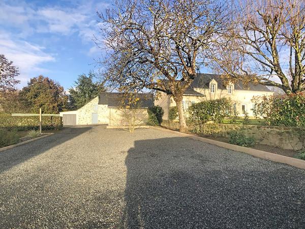A vendre, maison rénovée de 140m2 avec 5 chambres, un grand terrain et des dépendances, dans les Hauts-d'Anjou