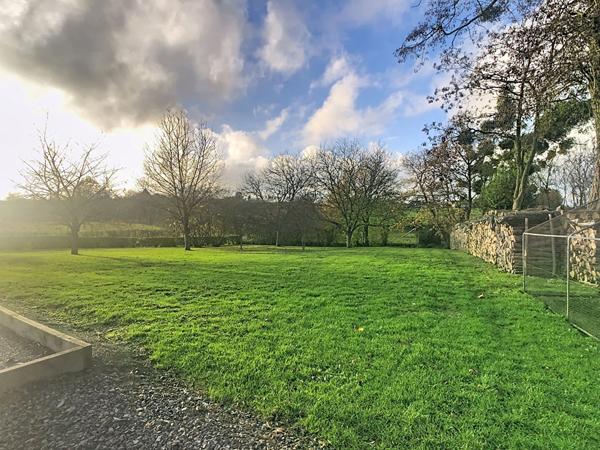 A vendre, maison rénovée de 140m2 avec 5 chambres, un grand terrain et des dépendances, dans les Hauts-d'Anjou