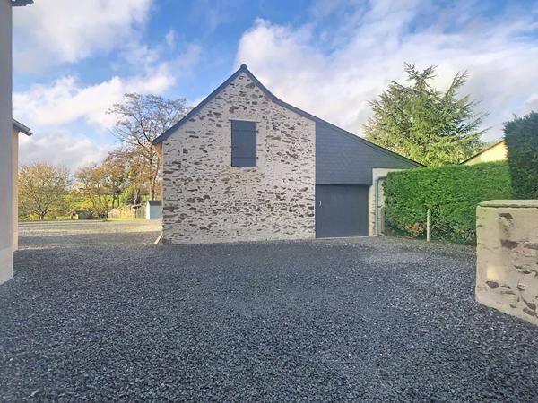 A vendre, maison rénovée de 140m2 avec 5 chambres, un grand terrain et des dépendances, dans les Hauts-d'Anjou