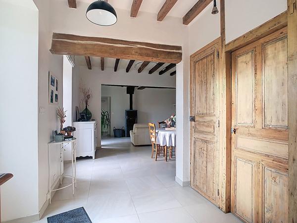 A vendre, maison rénovée de 140m2 avec 5 chambres, un grand terrain et des dépendances, dans les Hauts-d'Anjou