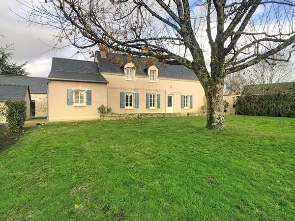 A vendre, maison rénovée de 140m2 avec 5 chambres, un grand terrain et des dépendances, dans les Hauts-d'Anjou