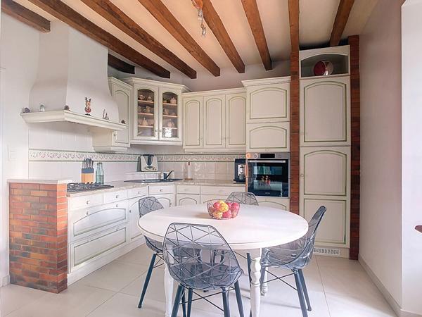 A vendre, maison rénovée de 140m2 avec 5 chambres, un grand terrain et des dépendances, dans les Hauts-d'Anjou