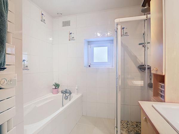 A vendre, maison rénovée de 140m2 avec 5 chambres, un grand terrain et des dépendances, dans les Hauts-d'Anjou