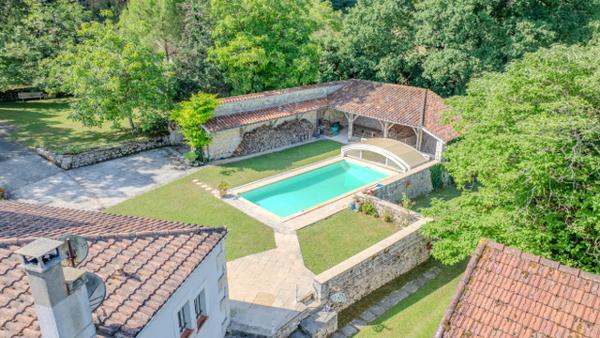 Hautefage-la-Tour (47340) Magnifique propriété avec piscine, dépendances en pleine nature
