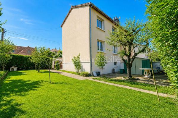Maison mitoyenne 3 chambres - 1 cuisine - 1 salon/ salle à manger  - 1 SDB - 2 wc - 1 sous-sol semi enterré (1,85 m HSP) - jardin arboré et fleuri

Située rue Molière à Champigny-sur-Marne, dans un secteur calme et résidentiel, cette maison mitoyenne d’un côté, construite en 1961, offre un cadre de vie agréable avec jardin et sous-sol total.

D’une surface habitable d’environ 66 m², elle est édifiée sur un terrain d’environ 300 m², arboré et sans réel vis-à-vis.
Au rez-de-chaussée, vous trouverez une entrée indépendante, un WC séparé, une cuisine séparée et un salon traversant, lumineux, bénéficiant d’une double exposition sud-est / nord-ouest.
À l’étage, un pallier dessert 2 chambres, dont l’une est en enfilade avec une autre pièce pouvant servir de bureau/dressing ou 3ème chambre et une salle de bain avec WC de type sanibroyeur.
Au sous-sol semi enterré (1,85 m de hauteur sous plafond), un garage pouvant accueillir une grande voiture, une chaufferie et une cave complètent ce bien.
Le jardin est accessible par un côté de la maison et est arboré et bien orienté afin de profiter des belles journées. Le cerisier protège naturellement l’arrière de la maison et le salon. De nombreux arbres fruitiers vous régaleront aux beaux jours.

Prestations et équipements :
	•	Chauffage individuel au gaz naturel avec chaudière récente (juin 2021)
	•	Toiture et isolation du grenier refaites il y a 4 ans, sous garantie décennale
	•	Fenêtres en PVC isolant et celles du salon sont oscillo-battantes, récentes (2021)
	•	Fibre optique possible (non encore installée)

Les + :
✔ Maison saine 
✔ Jardin agréable
✔ Sous-sol complet avec superficie non comptabilisée dans la surface habitable 
✔ Travaux importants déjà réalisés
✔ Quartier résidentiel recherché

Les - : des travaux d’embellissement à prévoir (cf quelques photos de suggestion d’aménagement sont glissées dans l’annonce pour donner une idée). En conclusion, une jolie maison décorée à votre goût ! Un très beau potentiel.

Une maison idéale pour une famille ou un premier achat, offrant un beau potentiel (et un bon investissement locatif) dans un environnement paisible, et en même temps à proximité de nombreux commerces.
À distance raisonnable du centre de Paris, (environ 15 km) en métro ou en RER. 
Le quartier est bien desservi par les bus (10 minutes vers la gare de Villiers sur Marne-RER E et en 15 minutes vers la gare de Champigny sur Marne-RER A).
De plus l’arrivée de la ligne de métro 15 est un atout supplémentaire pour cette maison avec une station a moins de 15 minutes à pied.
