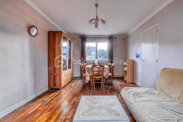 Maison mitoyenne 3 chambres - 1 cuisine - 1 salon/ salle à manger  - 1 SDB - 2 wc - 1 sous-sol semi enterré (1,85 m HSP) - jardin arboré et fleuri

Située rue Molière à Champigny-sur-Marne, dans un secteur calme et résidentiel, cette maison mitoyenne d’un côté, construite en 1961, offre un cadre de vie agréable avec jardin et sous-sol total.

D’une surface habitable d’environ 66 m², elle est édifiée sur un terrain d’environ 300 m², arboré et sans réel vis-à-vis.
Au rez-de-chaussée, vous trouverez une entrée indépendante, un WC séparé, une cuisine séparée et un salon traversant, lumineux, bénéficiant d’une double exposition sud-est / nord-ouest.
À l’étage, un pallier dessert 2 chambres, dont l’une est en enfilade avec une autre pièce pouvant servir de bureau/dressing ou 3ème chambre et une salle de bain avec WC de type sanibroyeur.
Au sous-sol semi enterré (1,85 m de hauteur sous plafond), un garage pouvant accueillir une grande voiture, une chaufferie et une cave complètent ce bien.
Le jardin est accessible par un côté de la maison et est arboré et bien orienté afin de profiter des belles journées. Le cerisier protège naturellement l’arrière de la maison et le salon. De nombreux arbres fruitiers vous régaleront aux beaux jours.

Prestations et équipements :
	•	Chauffage individuel au gaz naturel avec chaudière récente (juin 2021)
	•	Toiture et isolation du grenier refaites il y a 4 ans, sous garantie décennale
	•	Fenêtres en PVC isolant et celles du salon sont oscillo-battantes, récentes (2021)
	•	Fibre optique possible (non encore installée)

Les + :
✔ Maison saine 
✔ Jardin agréable
✔ Sous-sol complet avec superficie non comptabilisée dans la surface habitable 
✔ Travaux importants déjà réalisés
✔ Quartier résidentiel recherché

Les - : des travaux d’embellissement à prévoir (cf quelques photos de suggestion d’aménagement sont glissées dans l’annonce pour donner une idée). En conclusion, une jolie maison décorée à votre goût ! Un très beau potentiel.

Une maison idéale pour une famille ou un premier achat, offrant un beau potentiel (et un bon investissement locatif) dans un environnement paisible, et en même temps à proximité de nombreux commerces.
À distance raisonnable du centre de Paris, (environ 15 km) en métro ou en RER. 
Le quartier est bien desservi par les bus (10 minutes vers la gare de Villiers sur Marne-RER E et en 15 minutes vers la gare de Champigny sur Marne-RER A).
De plus l’arrivée de la ligne de métro 15 est un atout supplémentaire pour cette maison avec une station a moins de 15 minutes à pied.