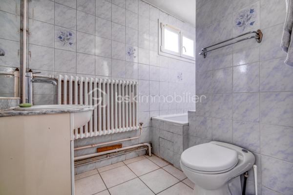 Maison mitoyenne 3 chambres - 1 cuisine - 1 salon/ salle à manger  - 1 SDB - 2 wc - 1 sous-sol semi enterré (1,85 m HSP) - jardin arboré et fleuri

Située rue Molière à Champigny-sur-Marne, dans un secteur calme et résidentiel, cette maison mitoyenne d’un côté, construite en 1961, offre un cadre de vie agréable avec jardin et sous-sol total.

D’une surface habitable d’environ 66 m², elle est édifiée sur un terrain d’environ 300 m², arboré et sans réel vis-à-vis.
Au rez-de-chaussée, vous trouverez une entrée indépendante, un WC séparé, une cuisine séparée et un salon traversant, lumineux, bénéficiant d’une double exposition sud-est / nord-ouest.
À l’étage, un pallier dessert 2 chambres, dont l’une est en enfilade avec une autre pièce pouvant servir de bureau/dressing ou 3ème chambre et une salle de bain avec WC de type sanibroyeur.
Au sous-sol semi enterré (1,85 m de hauteur sous plafond), un garage pouvant accueillir une grande voiture, une chaufferie et une cave complètent ce bien.
Le jardin est accessible par un côté de la maison et est arboré et bien orienté afin de profiter des belles journées. Le cerisier protège naturellement l’arrière de la maison et le salon. De nombreux arbres fruitiers vous régaleront aux beaux jours.

Prestations et équipements :
	•	Chauffage individuel au gaz naturel avec chaudière récente (juin 2021)
	•	Toiture et isolation du grenier refaites il y a 4 ans, sous garantie décennale
	•	Fenêtres en PVC isolant et celles du salon sont oscillo-battantes, récentes (2021)
	•	Fibre optique possible (non encore installée)

Les + :
✔ Maison saine 
✔ Jardin agréable
✔ Sous-sol complet avec superficie non comptabilisée dans la surface habitable 
✔ Travaux importants déjà réalisés
✔ Quartier résidentiel recherché

Les - : des travaux d’embellissement à prévoir (cf quelques photos de suggestion d’aménagement sont glissées dans l’annonce pour donner une idée). En conclusion, une jolie maison décorée à votre goût ! Un très beau potentiel.

Une maison idéale pour une famille ou un premier achat, offrant un beau potentiel (et un bon investissement locatif) dans un environnement paisible, et en même temps à proximité de nombreux commerces.
À distance raisonnable du centre de Paris, (environ 15 km) en métro ou en RER. 
Le quartier est bien desservi par les bus (10 minutes vers la gare de Villiers sur Marne-RER E et en 15 minutes vers la gare de Champigny sur Marne-RER A).
De plus l’arrivée de la ligne de métro 15 est un atout supplémentaire pour cette maison avec une station a moins de 15 minutes à pied.