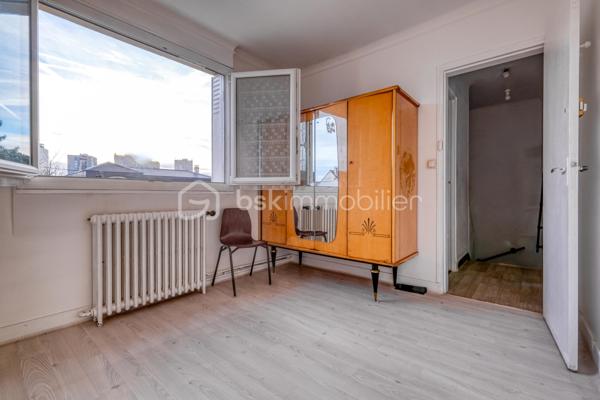 Maison mitoyenne 3 chambres - 1 cuisine - 1 salon/ salle à manger  - 1 SDB - 2 wc - 1 sous-sol semi enterré (1,85 m HSP) - jardin arboré et fleuri

Située rue Molière à Champigny-sur-Marne, dans un secteur calme et résidentiel, cette maison mitoyenne d’un côté, construite en 1961, offre un cadre de vie agréable avec jardin et sous-sol total.

D’une surface habitable d’environ 66 m², elle est édifiée sur un terrain d’environ 300 m², arboré et sans réel vis-à-vis.
Au rez-de-chaussée, vous trouverez une entrée indépendante, un WC séparé, une cuisine séparée et un salon traversant, lumineux, bénéficiant d’une double exposition sud-est / nord-ouest.
À l’étage, un pallier dessert 2 chambres, dont l’une est en enfilade avec une autre pièce pouvant servir de bureau/dressing ou 3ème chambre et une salle de bain avec WC de type sanibroyeur.
Au sous-sol semi enterré (1,85 m de hauteur sous plafond), un garage pouvant accueillir une grande voiture, une chaufferie et une cave complètent ce bien.
Le jardin est accessible par un côté de la maison et est arboré et bien orienté afin de profiter des belles journées. Le cerisier protège naturellement l’arrière de la maison et le salon. De nombreux arbres fruitiers vous régaleront aux beaux jours.

Prestations et équipements :
	•	Chauffage individuel au gaz naturel avec chaudière récente (juin 2021)
	•	Toiture et isolation du grenier refaites il y a 4 ans, sous garantie décennale
	•	Fenêtres en PVC isolant et celles du salon sont oscillo-battantes, récentes (2021)
	•	Fibre optique possible (non encore installée)

Les + :
✔ Maison saine 
✔ Jardin agréable
✔ Sous-sol complet avec superficie non comptabilisée dans la surface habitable 
✔ Travaux importants déjà réalisés
✔ Quartier résidentiel recherché

Les - : des travaux d’embellissement à prévoir (cf quelques photos de suggestion d’aménagement sont glissées dans l’annonce pour donner une idée). En conclusion, une jolie maison décorée à votre goût ! Un très beau potentiel.

Une maison idéale pour une famille ou un premier achat, offrant un beau potentiel (et un bon investissement locatif) dans un environnement paisible, et en même temps à proximité de nombreux commerces.
À distance raisonnable du centre de Paris, (environ 15 km) en métro ou en RER. 
Le quartier est bien desservi par les bus (10 minutes vers la gare de Villiers sur Marne-RER E et en 15 minutes vers la gare de Champigny sur Marne-RER A).
De plus l’arrivée de la ligne de métro 15 est un atout supplémentaire pour cette maison avec une station a moins de 15 minutes à pied.