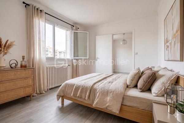 Maison mitoyenne 3 chambres - 1 cuisine - 1 salon/ salle à manger  - 1 SDB - 2 wc - 1 sous-sol semi enterré (1,85 m HSP) - jardin arboré et fleuri

Située rue Molière à Champigny-sur-Marne, dans un secteur calme et résidentiel, cette maison mitoyenne d’un côté, construite en 1961, offre un cadre de vie agréable avec jardin et sous-sol total.

D’une surface habitable d’environ 66 m², elle est édifiée sur un terrain d’environ 300 m², arboré et sans réel vis-à-vis.
Au rez-de-chaussée, vous trouverez une entrée indépendante, un WC séparé, une cuisine séparée et un salon traversant, lumineux, bénéficiant d’une double exposition sud-est / nord-ouest.
À l’étage, un pallier dessert 2 chambres, dont l’une est en enfilade avec une autre pièce pouvant servir de bureau/dressing ou 3ème chambre et une salle de bain avec WC de type sanibroyeur.
Au sous-sol semi enterré (1,85 m de hauteur sous plafond), un garage pouvant accueillir une grande voiture, une chaufferie et une cave complètent ce bien.
Le jardin est accessible par un côté de la maison et est arboré et bien orienté afin de profiter des belles journées. Le cerisier protège naturellement l’arrière de la maison et le salon. De nombreux arbres fruitiers vous régaleront aux beaux jours.

Prestations et équipements :
	•	Chauffage individuel au gaz naturel avec chaudière récente (juin 2021)
	•	Toiture et isolation du grenier refaites il y a 4 ans, sous garantie décennale
	•	Fenêtres en PVC isolant et celles du salon sont oscillo-battantes, récentes (2021)
	•	Fibre optique possible (non encore installée)

Les + :
✔ Maison saine 
✔ Jardin agréable
✔ Sous-sol complet avec superficie non comptabilisée dans la surface habitable 
✔ Travaux importants déjà réalisés
✔ Quartier résidentiel recherché

Les - : des travaux d’embellissement à prévoir (cf quelques photos de suggestion d’aménagement sont glissées dans l’annonce pour donner une idée). En conclusion, une jolie maison décorée à votre goût ! Un très beau potentiel.

Une maison idéale pour une famille ou un premier achat, offrant un beau potentiel (et un bon investissement locatif) dans un environnement paisible, et en même temps à proximité de nombreux commerces.
À distance raisonnable du centre de Paris, (environ 15 km) en métro ou en RER. 
Le quartier est bien desservi par les bus (10 minutes vers la gare de Villiers sur Marne-RER E et en 15 minutes vers la gare de Champigny sur Marne-RER A).
De plus l’arrivée de la ligne de métro 15 est un atout supplémentaire pour cette maison avec une station a moins de 15 minutes à pied.