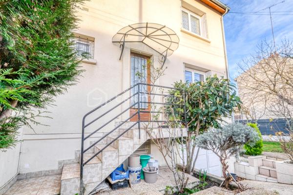 Maison mitoyenne 3 chambres - 1 cuisine - 1 salon/ salle à manger  - 1 SDB - 2 wc - 1 sous-sol semi enterré (1,85 m HSP) - jardin arboré et fleuri

Située rue Molière à Champigny-sur-Marne, dans un secteur calme et résidentiel, cette maison mitoyenne d’un côté, construite en 1961, offre un cadre de vie agréable avec jardin et sous-sol total.

D’une surface habitable d’environ 66 m², elle est édifiée sur un terrain d’environ 300 m², arboré et sans réel vis-à-vis.
Au rez-de-chaussée, vous trouverez une entrée indépendante, un WC séparé, une cuisine séparée et un salon traversant, lumineux, bénéficiant d’une double exposition sud-est / nord-ouest.
À l’étage, un pallier dessert 2 chambres, dont l’une est en enfilade avec une autre pièce pouvant servir de bureau/dressing ou 3ème chambre et une salle de bain avec WC de type sanibroyeur.
Au sous-sol semi enterré (1,85 m de hauteur sous plafond), un garage pouvant accueillir une grande voiture, une chaufferie et une cave complètent ce bien.
Le jardin est accessible par un côté de la maison et est arboré et bien orienté afin de profiter des belles journées. Le cerisier protège naturellement l’arrière de la maison et le salon. De nombreux arbres fruitiers vous régaleront aux beaux jours.

Prestations et équipements :
	•	Chauffage individuel au gaz naturel avec chaudière récente (juin 2021)
	•	Toiture et isolation du grenier refaites il y a 4 ans, sous garantie décennale
	•	Fenêtres en PVC isolant et celles du salon sont oscillo-battantes, récentes (2021)
	•	Fibre optique possible (non encore installée)

Les + :
✔ Maison saine 
✔ Jardin agréable
✔ Sous-sol complet avec superficie non comptabilisée dans la surface habitable 
✔ Travaux importants déjà réalisés
✔ Quartier résidentiel recherché

Les - : des travaux d’embellissement à prévoir (cf quelques photos de suggestion d’aménagement sont glissées dans l’annonce pour donner une idée). En conclusion, une jolie maison décorée à votre goût ! Un très beau potentiel.

Une maison idéale pour une famille ou un premier achat, offrant un beau potentiel (et un bon investissement locatif) dans un environnement paisible, et en même temps à proximité de nombreux commerces.
À distance raisonnable du centre de Paris, (environ 15 km) en métro ou en RER. 
Le quartier est bien desservi par les bus (10 minutes vers la gare de Villiers sur Marne-RER E et en 15 minutes vers la gare de Champigny sur Marne-RER A).
De plus l’arrivée de la ligne de métro 15 est un atout supplémentaire pour cette maison avec une station a moins de 15 minutes à pied.