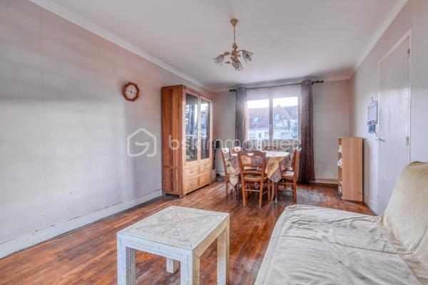 Maison mitoyenne 3 chambres - 1 cuisine - 1 salon/ salle à manger  - 1 SDB - 2 wc - 1 sous-sol semi enterré (1,85 m HSP) - jardin arboré et fleuri

Située rue Molière à Champigny-sur-Marne, dans un secteur calme et résidentiel, cette maison mitoyenne d’un côté, construite en 1961, offre un cadre de vie agréable avec jardin et sous-sol total.

D’une surface habitable d’environ 66 m², elle est édifiée sur un terrain d’environ 300 m², arboré et sans réel vis-à-vis.
Au rez-de-chaussée, vous trouverez une entrée indépendante, un WC séparé, une cuisine séparée et un salon traversant, lumineux, bénéficiant d’une double exposition sud-est / nord-ouest.
À l’étage, un pallier dessert 2 chambres, dont l’une est en enfilade avec une autre pièce pouvant servir de bureau/dressing ou 3ème chambre et une salle de bain avec WC de type sanibroyeur.
Au sous-sol semi enterré (1,85 m de hauteur sous plafond), un garage pouvant accueillir une grande voiture, une chaufferie et une cave complètent ce bien.
Le jardin est accessible par un côté de la maison et est arboré et bien orienté afin de profiter des belles journées. Le cerisier protège naturellement l’arrière de la maison et le salon. De nombreux arbres fruitiers vous régaleront aux beaux jours.

Prestations et équipements :
	•	Chauffage individuel au gaz naturel avec chaudière récente (juin 2021)
	•	Toiture et isolation du grenier refaites il y a 4 ans, sous garantie décennale
	•	Fenêtres en PVC isolant et celles du salon sont oscillo-battantes, récentes (2021)
	•	Fibre optique possible (non encore installée)

Les + :
✔ Maison saine 
✔ Jardin agréable
✔ Sous-sol complet avec superficie non comptabilisée dans la surface habitable 
✔ Travaux importants déjà réalisés
✔ Quartier résidentiel recherché

Les - : des travaux d’embellissement à prévoir (cf quelques photos de suggestion d’aménagement sont glissées dans l’annonce pour donner une idée). En conclusion, une jolie maison décorée à votre goût ! Un très beau potentiel.

Une maison idéale pour une famille ou un premier achat, offrant un beau potentiel (et un bon investissement locatif) dans un environnement paisible, et en même temps à proximité de nombreux commerces.
À distance raisonnable du centre de Paris, (environ 15 km) en métro ou en RER. 
Le quartier est bien desservi par les bus (10 minutes vers la gare de Villiers sur Marne-RER E et en 15 minutes vers la gare de Champigny sur Marne-RER A).
De plus l’arrivée de la ligne de métro 15 est un atout supplémentaire pour cette maison avec une station a moins de 15 minutes à pied.