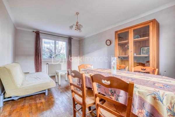 Maison mitoyenne 3 chambres - 1 cuisine - 1 salon/ salle à manger  - 1 SDB - 2 wc - 1 sous-sol semi enterré (1,85 m HSP) - jardin arboré et fleuri

Située rue Molière à Champigny-sur-Marne, dans un secteur calme et résidentiel, cette maison mitoyenne d’un côté, construite en 1961, offre un cadre de vie agréable avec jardin et sous-sol total.

D’une surface habitable d’environ 66 m², elle est édifiée sur un terrain d’environ 300 m², arboré et sans réel vis-à-vis.
Au rez-de-chaussée, vous trouverez une entrée indépendante, un WC séparé, une cuisine séparée et un salon traversant, lumineux, bénéficiant d’une double exposition sud-est / nord-ouest.
À l’étage, un pallier dessert 2 chambres, dont l’une est en enfilade avec une autre pièce pouvant servir de bureau/dressing ou 3ème chambre et une salle de bain avec WC de type sanibroyeur.
Au sous-sol semi enterré (1,85 m de hauteur sous plafond), un garage pouvant accueillir une grande voiture, une chaufferie et une cave complètent ce bien.
Le jardin est accessible par un côté de la maison et est arboré et bien orienté afin de profiter des belles journées. Le cerisier protège naturellement l’arrière de la maison et le salon. De nombreux arbres fruitiers vous régaleront aux beaux jours.

Prestations et équipements :
	•	Chauffage individuel au gaz naturel avec chaudière récente (juin 2021)
	•	Toiture et isolation du grenier refaites il y a 4 ans, sous garantie décennale
	•	Fenêtres en PVC isolant et celles du salon sont oscillo-battantes, récentes (2021)
	•	Fibre optique possible (non encore installée)

Les + :
✔ Maison saine 
✔ Jardin agréable
✔ Sous-sol complet avec superficie non comptabilisée dans la surface habitable 
✔ Travaux importants déjà réalisés
✔ Quartier résidentiel recherché

Les - : des travaux d’embellissement à prévoir (cf quelques photos de suggestion d’aménagement sont glissées dans l’annonce pour donner une idée). En conclusion, une jolie maison décorée à votre goût ! Un très beau potentiel.

Une maison idéale pour une famille ou un premier achat, offrant un beau potentiel (et un bon investissement locatif) dans un environnement paisible, et en même temps à proximité de nombreux commerces.
À distance raisonnable du centre de Paris, (environ 15 km) en métro ou en RER. 
Le quartier est bien desservi par les bus (10 minutes vers la gare de Villiers sur Marne-RER E et en 15 minutes vers la gare de Champigny sur Marne-RER A).
De plus l’arrivée de la ligne de métro 15 est un atout supplémentaire pour cette maison avec une station a moins de 15 minutes à pied.