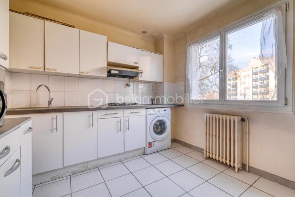 Maison mitoyenne 3 chambres - 1 cuisine - 1 salon/ salle à manger  - 1 SDB - 2 wc - 1 sous-sol semi enterré (1,85 m HSP) - jardin arboré et fleuri

Située rue Molière à Champigny-sur-Marne, dans un secteur calme et résidentiel, cette maison mitoyenne d’un côté, construite en 1961, offre un cadre de vie agréable avec jardin et sous-sol total.

D’une surface habitable d’environ 66 m², elle est édifiée sur un terrain d’environ 300 m², arboré et sans réel vis-à-vis.
Au rez-de-chaussée, vous trouverez une entrée indépendante, un WC séparé, une cuisine séparée et un salon traversant, lumineux, bénéficiant d’une double exposition sud-est / nord-ouest.
À l’étage, un pallier dessert 2 chambres, dont l’une est en enfilade avec une autre pièce pouvant servir de bureau/dressing ou 3ème chambre et une salle de bain avec WC de type sanibroyeur.
Au sous-sol semi enterré (1,85 m de hauteur sous plafond), un garage pouvant accueillir une grande voiture, une chaufferie et une cave complètent ce bien.
Le jardin est accessible par un côté de la maison et est arboré et bien orienté afin de profiter des belles journées. Le cerisier protège naturellement l’arrière de la maison et le salon. De nombreux arbres fruitiers vous régaleront aux beaux jours.

Prestations et équipements :
	•	Chauffage individuel au gaz naturel avec chaudière récente (juin 2021)
	•	Toiture et isolation du grenier refaites il y a 4 ans, sous garantie décennale
	•	Fenêtres en PVC isolant et celles du salon sont oscillo-battantes, récentes (2021)
	•	Fibre optique possible (non encore installée)

Les + :
✔ Maison saine 
✔ Jardin agréable
✔ Sous-sol complet avec superficie non comptabilisée dans la surface habitable 
✔ Travaux importants déjà réalisés
✔ Quartier résidentiel recherché

Les - : des travaux d’embellissement à prévoir (cf quelques photos de suggestion d’aménagement sont glissées dans l’annonce pour donner une idée). En conclusion, une jolie maison décorée à votre goût ! Un très beau potentiel.

Une maison idéale pour une famille ou un premier achat, offrant un beau potentiel (et un bon investissement locatif) dans un environnement paisible, et en même temps à proximité de nombreux commerces.
À distance raisonnable du centre de Paris, (environ 15 km) en métro ou en RER. 
Le quartier est bien desservi par les bus (10 minutes vers la gare de Villiers sur Marne-RER E et en 15 minutes vers la gare de Champigny sur Marne-RER A).
De plus l’arrivée de la ligne de métro 15 est un atout supplémentaire pour cette maison avec une station a moins de 15 minutes à pied.