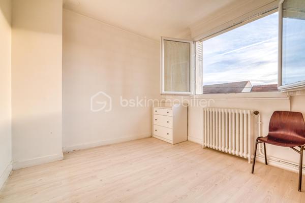 Maison mitoyenne 3 chambres - 1 cuisine - 1 salon/ salle à manger  - 1 SDB - 2 wc - 1 sous-sol semi enterré (1,85 m HSP) - jardin arboré et fleuri

Située rue Molière à Champigny-sur-Marne, dans un secteur calme et résidentiel, cette maison mitoyenne d’un côté, construite en 1961, offre un cadre de vie agréable avec jardin et sous-sol total.

D’une surface habitable d’environ 66 m², elle est édifiée sur un terrain d’environ 300 m², arboré et sans réel vis-à-vis.
Au rez-de-chaussée, vous trouverez une entrée indépendante, un WC séparé, une cuisine séparée et un salon traversant, lumineux, bénéficiant d’une double exposition sud-est / nord-ouest.
À l’étage, un pallier dessert 2 chambres, dont l’une est en enfilade avec une autre pièce pouvant servir de bureau/dressing ou 3ème chambre et une salle de bain avec WC de type sanibroyeur.
Au sous-sol semi enterré (1,85 m de hauteur sous plafond), un garage pouvant accueillir une grande voiture, une chaufferie et une cave complètent ce bien.
Le jardin est accessible par un côté de la maison et est arboré et bien orienté afin de profiter des belles journées. Le cerisier protège naturellement l’arrière de la maison et le salon. De nombreux arbres fruitiers vous régaleront aux beaux jours.

Prestations et équipements :
	•	Chauffage individuel au gaz naturel avec chaudière récente (juin 2021)
	•	Toiture et isolation du grenier refaites il y a 4 ans, sous garantie décennale
	•	Fenêtres en PVC isolant et celles du salon sont oscillo-battantes, récentes (2021)
	•	Fibre optique possible (non encore installée)

Les + :
✔ Maison saine 
✔ Jardin agréable
✔ Sous-sol complet avec superficie non comptabilisée dans la surface habitable 
✔ Travaux importants déjà réalisés
✔ Quartier résidentiel recherché

Les - : des travaux d’embellissement à prévoir (cf quelques photos de suggestion d’aménagement sont glissées dans l’annonce pour donner une idée). En conclusion, une jolie maison décorée à votre goût ! Un très beau potentiel.

Une maison idéale pour une famille ou un premier achat, offrant un beau potentiel (et un bon investissement locatif) dans un environnement paisible, et en même temps à proximité de nombreux commerces.
À distance raisonnable du centre de Paris, (environ 15 km) en métro ou en RER. 
Le quartier est bien desservi par les bus (10 minutes vers la gare de Villiers sur Marne-RER E et en 15 minutes vers la gare de Champigny sur Marne-RER A).
De plus l’arrivée de la ligne de métro 15 est un atout supplémentaire pour cette maison avec une station a moins de 15 minutes à pied.