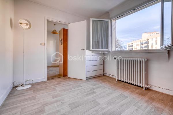 Maison mitoyenne 3 chambres - 1 cuisine - 1 salon/ salle à manger  - 1 SDB - 2 wc - 1 sous-sol semi enterré (1,85 m HSP) - jardin arboré et fleuri

Située rue Molière à Champigny-sur-Marne, dans un secteur calme et résidentiel, cette maison mitoyenne d’un côté, construite en 1961, offre un cadre de vie agréable avec jardin et sous-sol total.

D’une surface habitable d’environ 66 m², elle est édifiée sur un terrain d’environ 300 m², arboré et sans réel vis-à-vis.
Au rez-de-chaussée, vous trouverez une entrée indépendante, un WC séparé, une cuisine séparée et un salon traversant, lumineux, bénéficiant d’une double exposition sud-est / nord-ouest.
À l’étage, un pallier dessert 2 chambres, dont l’une est en enfilade avec une autre pièce pouvant servir de bureau/dressing ou 3ème chambre et une salle de bain avec WC de type sanibroyeur.
Au sous-sol semi enterré (1,85 m de hauteur sous plafond), un garage pouvant accueillir une grande voiture, une chaufferie et une cave complètent ce bien.
Le jardin est accessible par un côté de la maison et est arboré et bien orienté afin de profiter des belles journées. Le cerisier protège naturellement l’arrière de la maison et le salon. De nombreux arbres fruitiers vous régaleront aux beaux jours.

Prestations et équipements :
	•	Chauffage individuel au gaz naturel avec chaudière récente (juin 2021)
	•	Toiture et isolation du grenier refaites il y a 4 ans, sous garantie décennale
	•	Fenêtres en PVC isolant et celles du salon sont oscillo-battantes, récentes (2021)
	•	Fibre optique possible (non encore installée)

Les + :
✔ Maison saine 
✔ Jardin agréable
✔ Sous-sol complet avec superficie non comptabilisée dans la surface habitable 
✔ Travaux importants déjà réalisés
✔ Quartier résidentiel recherché

Les - : des travaux d’embellissement à prévoir (cf quelques photos de suggestion d’aménagement sont glissées dans l’annonce pour donner une idée). En conclusion, une jolie maison décorée à votre goût ! Un très beau potentiel.

Une maison idéale pour une famille ou un premier achat, offrant un beau potentiel (et un bon investissement locatif) dans un environnement paisible, et en même temps à proximité de nombreux commerces.
À distance raisonnable du centre de Paris, (environ 15 km) en métro ou en RER. 
Le quartier est bien desservi par les bus (10 minutes vers la gare de Villiers sur Marne-RER E et en 15 minutes vers la gare de Champigny sur Marne-RER A).
De plus l’arrivée de la ligne de métro 15 est un atout supplémentaire pour cette maison avec une station a moins de 15 minutes à pied.