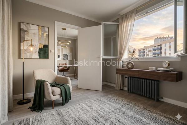 Maison mitoyenne 3 chambres - 1 cuisine - 1 salon/ salle à manger  - 1 SDB - 2 wc - 1 sous-sol semi enterré (1,85 m HSP) - jardin arboré et fleuri

Située rue Molière à Champigny-sur-Marne, dans un secteur calme et résidentiel, cette maison mitoyenne d’un côté, construite en 1961, offre un cadre de vie agréable avec jardin et sous-sol total.

D’une surface habitable d’environ 66 m², elle est édifiée sur un terrain d’environ 300 m², arboré et sans réel vis-à-vis.
Au rez-de-chaussée, vous trouverez une entrée indépendante, un WC séparé, une cuisine séparée et un salon traversant, lumineux, bénéficiant d’une double exposition sud-est / nord-ouest.
À l’étage, un pallier dessert 2 chambres, dont l’une est en enfilade avec une autre pièce pouvant servir de bureau/dressing ou 3ème chambre et une salle de bain avec WC de type sanibroyeur.
Au sous-sol semi enterré (1,85 m de hauteur sous plafond), un garage pouvant accueillir une grande voiture, une chaufferie et une cave complètent ce bien.
Le jardin est accessible par un côté de la maison et est arboré et bien orienté afin de profiter des belles journées. Le cerisier protège naturellement l’arrière de la maison et le salon. De nombreux arbres fruitiers vous régaleront aux beaux jours.

Prestations et équipements :
	•	Chauffage individuel au gaz naturel avec chaudière récente (juin 2021)
	•	Toiture et isolation du grenier refaites il y a 4 ans, sous garantie décennale
	•	Fenêtres en PVC isolant et celles du salon sont oscillo-battantes, récentes (2021)
	•	Fibre optique possible (non encore installée)

Les + :
✔ Maison saine 
✔ Jardin agréable
✔ Sous-sol complet avec superficie non comptabilisée dans la surface habitable 
✔ Travaux importants déjà réalisés
✔ Quartier résidentiel recherché

Les - : des travaux d’embellissement à prévoir (cf quelques photos de suggestion d’aménagement sont glissées dans l’annonce pour donner une idée). En conclusion, une jolie maison décorée à votre goût ! Un très beau potentiel.

Une maison idéale pour une famille ou un premier achat, offrant un beau potentiel (et un bon investissement locatif) dans un environnement paisible, et en même temps à proximité de nombreux commerces.
À distance raisonnable du centre de Paris, (environ 15 km) en métro ou en RER. 
Le quartier est bien desservi par les bus (10 minutes vers la gare de Villiers sur Marne-RER E et en 15 minutes vers la gare de Champigny sur Marne-RER A).
De plus l’arrivée de la ligne de métro 15 est un atout supplémentaire pour cette maison avec une station a moins de 15 minutes à pied.