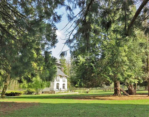 A VENDRE - Saint Sauveur En Puisaye - Bourgogne-  Maison de Maître avec dépendance sur un parc arboré de 2ha