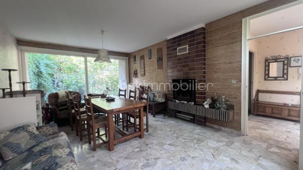 À Levroux, découvrez cette maison d'habitation de plain-pied construite vers 1970, offrant environ 108 m² habitables et un beau potentiel pour un projet de rénovation.
Une maison fonctionnelle de plain-pied
Elle comprend : Une entrée, cuisine, salle à manger, salon avec cheminée équipée d'un insert, trois chambres, salle de bains, wc séparé.
Un local chaufferie/buanderie, une cave sous partie complète le bien.
Egalement un grenier aménageable.

Terrain et dépendances : un véritable atout
Implantée sur une parcelle d'environ 692 m², la propriété dispose d'une cour à l'avant et d'un jardin à l'arrière.
Vous bénéficiez également d'un grand hangar couvert et de dépendances dans la cour, offrant de nombreuses possibilités : stockage, atelier, stationnement, bricolage ou projet professionnel, sous réserve des autorisations nécessaires.
Un projet de rénovation à personnaliser
Des travaux importants sont à prévoir.

Ce bien s'adresse donc à un acquéreur recherchant une maison à rénover, souhaitant repenser les espaces, améliorer le confort et valoriser progressivement son investissement.