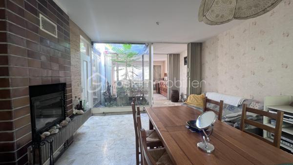 À Levroux, découvrez cette maison d'habitation de plain-pied construite vers 1970, offrant environ 108 m² habitables et un beau potentiel pour un projet de rénovation.
Une maison fonctionnelle de plain-pied
Elle comprend : Une entrée, cuisine, salle à manger, salon avec cheminée équipée d'un insert, trois chambres, salle de bains, wc séparé.
Un local chaufferie/buanderie, une cave sous partie complète le bien.
Egalement un grenier aménageable.

Terrain et dépendances : un véritable atout
Implantée sur une parcelle d'environ 692 m², la propriété dispose d'une cour à l'avant et d'un jardin à l'arrière.
Vous bénéficiez également d'un grand hangar couvert et de dépendances dans la cour, offrant de nombreuses possibilités : stockage, atelier, stationnement, bricolage ou projet professionnel, sous réserve des autorisations nécessaires.
Un projet de rénovation à personnaliser
Des travaux importants sont à prévoir.

Ce bien s'adresse donc à un acquéreur recherchant une maison à rénover, souhaitant repenser les espaces, améliorer le confort et valoriser progressivement son investissement.