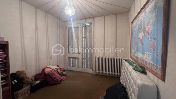 À Levroux, découvrez cette maison d'habitation de plain-pied construite vers 1970, offrant environ 108 m² habitables et un beau potentiel pour un projet de rénovation.
Une maison fonctionnelle de plain-pied
Elle comprend : Une entrée, cuisine, salle à manger, salon avec cheminée équipée d'un insert, trois chambres, salle de bains, wc séparé.
Un local chaufferie/buanderie, une cave sous partie complète le bien.
Egalement un grenier aménageable.

Terrain et dépendances : un véritable atout
Implantée sur une parcelle d'environ 692 m², la propriété dispose d'une cour à l'avant et d'un jardin à l'arrière.
Vous bénéficiez également d'un grand hangar couvert et de dépendances dans la cour, offrant de nombreuses possibilités : stockage, atelier, stationnement, bricolage ou projet professionnel, sous réserve des autorisations nécessaires.
Un projet de rénovation à personnaliser
Des travaux importants sont à prévoir.

Ce bien s'adresse donc à un acquéreur recherchant une maison à rénover, souhaitant repenser les espaces, améliorer le confort et valoriser progressivement son investissement.