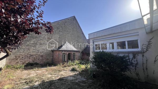 À Levroux, découvrez cette maison d'habitation de plain-pied construite vers 1970, offrant environ 108 m² habitables et un beau potentiel pour un projet de rénovation.
Une maison fonctionnelle de plain-pied
Elle comprend : Une entrée, cuisine, salle à manger, salon avec cheminée équipée d'un insert, trois chambres, salle de bains, wc séparé.
Un local chaufferie/buanderie, une cave sous partie complète le bien.
Egalement un grenier aménageable.

Terrain et dépendances : un véritable atout
Implantée sur une parcelle d'environ 692 m², la propriété dispose d'une cour à l'avant et d'un jardin à l'arrière.
Vous bénéficiez également d'un grand hangar couvert et de dépendances dans la cour, offrant de nombreuses possibilités : stockage, atelier, stationnement, bricolage ou projet professionnel, sous réserve des autorisations nécessaires.
Un projet de rénovation à personnaliser
Des travaux importants sont à prévoir.

Ce bien s'adresse donc à un acquéreur recherchant une maison à rénover, souhaitant repenser les espaces, améliorer le confort et valoriser progressivement son investissement.