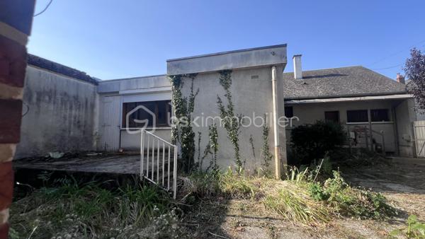 À Levroux, découvrez cette maison d'habitation de plain-pied construite vers 1970, offrant environ 108 m² habitables et un beau potentiel pour un projet de rénovation.
Une maison fonctionnelle de plain-pied
Elle comprend : Une entrée, cuisine, salle à manger, salon avec cheminée équipée d'un insert, trois chambres, salle de bains, wc séparé.
Un local chaufferie/buanderie, une cave sous partie complète le bien.
Egalement un grenier aménageable.

Terrain et dépendances : un véritable atout
Implantée sur une parcelle d'environ 692 m², la propriété dispose d'une cour à l'avant et d'un jardin à l'arrière.
Vous bénéficiez également d'un grand hangar couvert et de dépendances dans la cour, offrant de nombreuses possibilités : stockage, atelier, stationnement, bricolage ou projet professionnel, sous réserve des autorisations nécessaires.
Un projet de rénovation à personnaliser
Des travaux importants sont à prévoir.

Ce bien s'adresse donc à un acquéreur recherchant une maison à rénover, souhaitant repenser les espaces, améliorer le confort et valoriser progressivement son investissement.