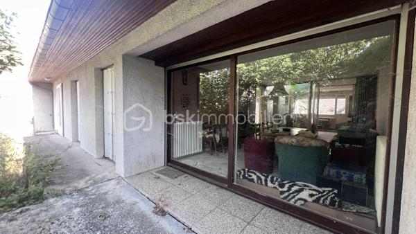 À Levroux, découvrez cette maison d'habitation de plain-pied construite vers 1970, offrant environ 108 m² habitables et un beau potentiel pour un projet de rénovation.
Une maison fonctionnelle de plain-pied
Elle comprend : Une entrée, cuisine, salle à manger, salon avec cheminée équipée d'un insert, trois chambres, salle de bains, wc séparé.
Un local chaufferie/buanderie, une cave sous partie complète le bien.
Egalement un grenier aménageable.

Terrain et dépendances : un véritable atout
Implantée sur une parcelle d'environ 692 m², la propriété dispose d'une cour à l'avant et d'un jardin à l'arrière.
Vous bénéficiez également d'un grand hangar couvert et de dépendances dans la cour, offrant de nombreuses possibilités : stockage, atelier, stationnement, bricolage ou projet professionnel, sous réserve des autorisations nécessaires.
Un projet de rénovation à personnaliser
Des travaux importants sont à prévoir.

Ce bien s'adresse donc à un acquéreur recherchant une maison à rénover, souhaitant repenser les espaces, améliorer le confort et valoriser progressivement son investissement.