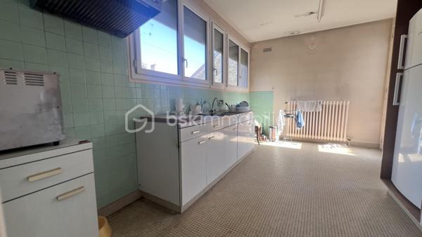 À Levroux, découvrez cette maison d'habitation de plain-pied construite vers 1970, offrant environ 108 m² habitables et un beau potentiel pour un projet de rénovation.
Une maison fonctionnelle de plain-pied
Elle comprend : Une entrée, cuisine, salle à manger, salon avec cheminée équipée d'un insert, trois chambres, salle de bains, wc séparé.
Un local chaufferie/buanderie, une cave sous partie complète le bien.
Egalement un grenier aménageable.

Terrain et dépendances : un véritable atout
Implantée sur une parcelle d'environ 692 m², la propriété dispose d'une cour à l'avant et d'un jardin à l'arrière.
Vous bénéficiez également d'un grand hangar couvert et de dépendances dans la cour, offrant de nombreuses possibilités : stockage, atelier, stationnement, bricolage ou projet professionnel, sous réserve des autorisations nécessaires.
Un projet de rénovation à personnaliser
Des travaux importants sont à prévoir.

Ce bien s'adresse donc à un acquéreur recherchant une maison à rénover, souhaitant repenser les espaces, améliorer le confort et valoriser progressivement son investissement.