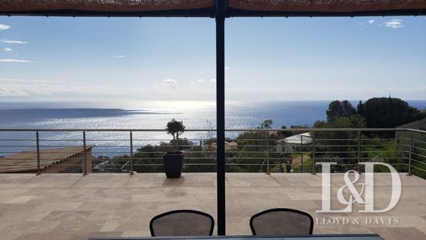 Villa de plain pied vue panoramique sur les îles toscanes