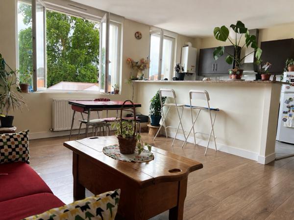 Superbe T3 traversant de 72 m² au dernier étage – Immeuble en pierre – Vue dégagée