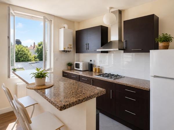 Superbe T3 traversant de 72 m² au dernier étage – Immeuble en pierre – Vue dégagée