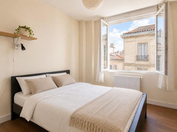 Superbe T3 traversant de 72 m² au dernier étage – Immeuble en pierre – Vue dégagée