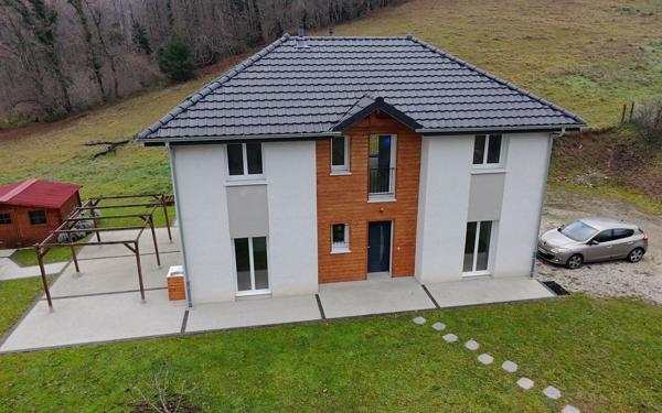 Maison à vendre    5 pièces • 136,28 m2 Saint-Girod