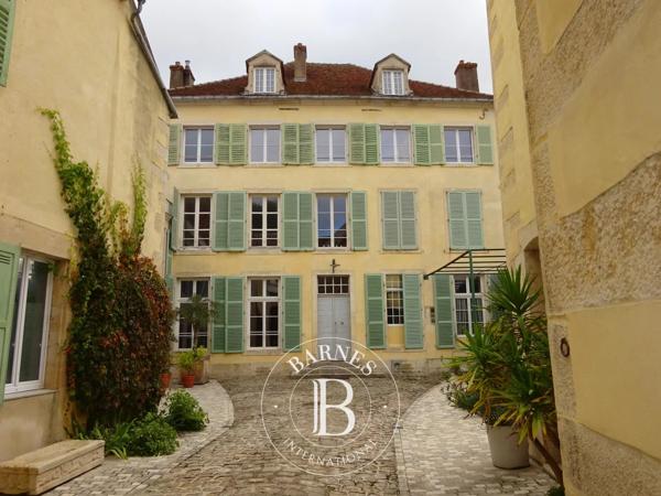 Montbard, Hôtel particulier 7 Chambres -  750 m² à vendre