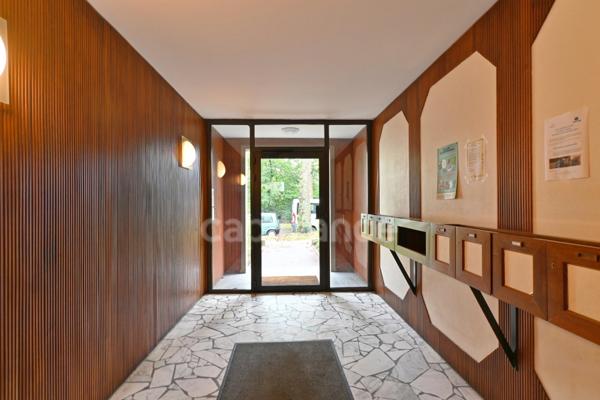 MAISONS LAFFITTE Parc - Appartement 3 pièces, 2 balcons, cave et box.