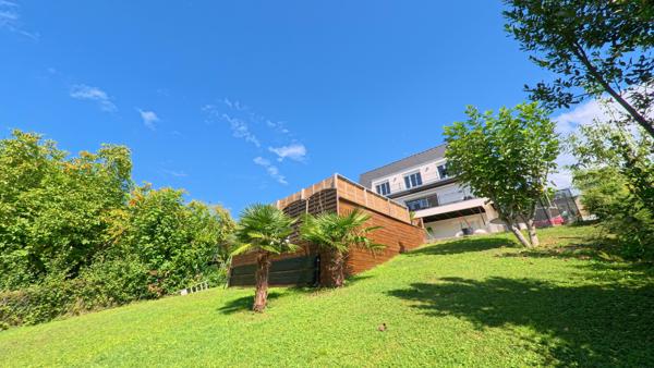Maison
         9 pièces
        - 215 m² Bien prestige 880 000 € *