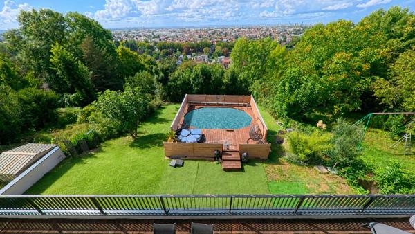 Maison
         9 pièces
        - 215 m² Bien prestige 880 000 € *