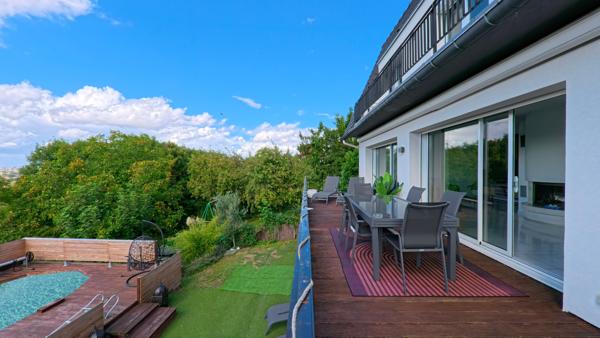 Maison
         9 pièces
        - 215 m² Bien prestige 880 000 € *