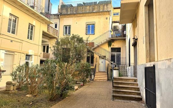 Appartement à vendre    1 pièce • 322 m2 Nîmes