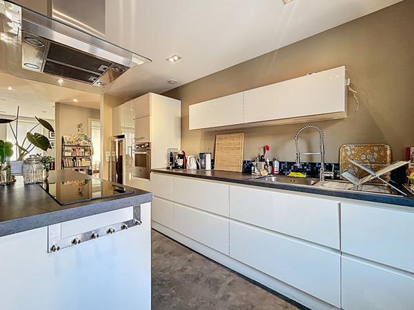 Dernier Étage Traversant ? Balcon Filant & Vue Toits