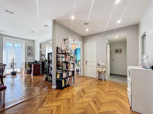 Dernier Étage Traversant ? Balcon Filant & Vue Toits