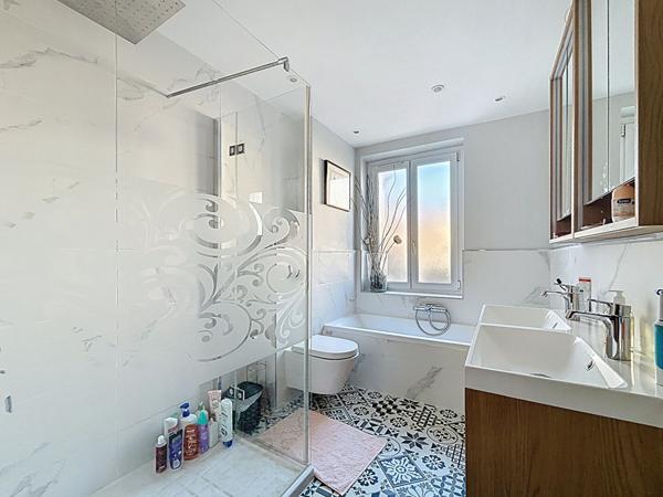 Dernier Étage Traversant ? Balcon Filant & Vue Toits