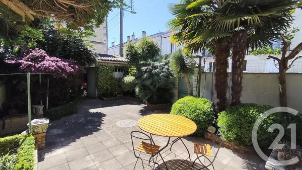 Maison à vendre  5 pièces - 120 m 2   SAINTES  - 17