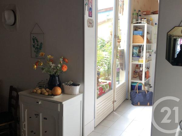 Appartement à vendre  6 pièces - 102,94 m 2   SAINTES  - 17