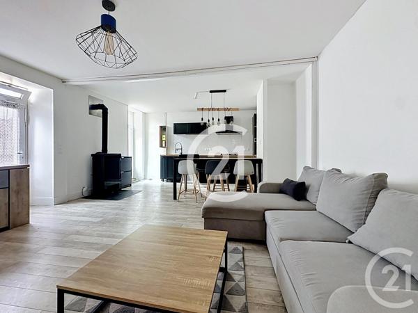 Appartement à vendre  6 pièces - 102,94 m 2   SAINTES  - 17