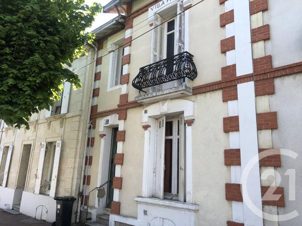 Appartement à vendre  6 pièces - 102,94 m 2   SAINTES  - 17