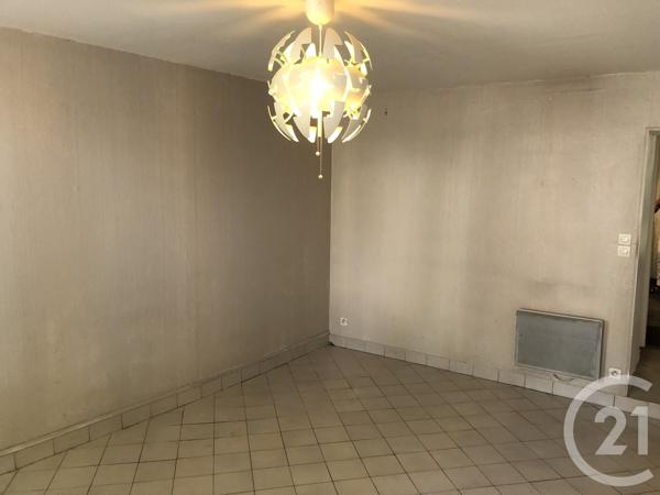 Appartement à vendre  6 pièces - 102,94 m 2   SAINTES  - 17