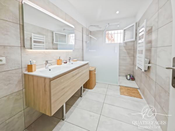 Maison de plain-pied en parfait état avec sa piscine.