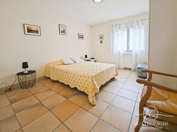 Maison de plain-pied en parfait état avec sa piscine.